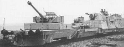 Na pierwszym planie widoczny wagon przeciwpancerny, następnie wagon z czołgiem rozpoznawczym PzKpfw38(t), następnie wagon z haubicą i sprzężonym dziełkiem przeciwlotniczym. Na końcu widać część wagonu dowodzenia