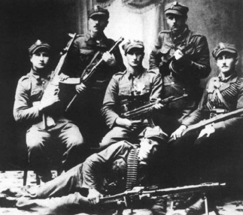 Żołnierze „Zagończyka” po ujawnieniu się we wrześniu 1946 r. w Radomiu. Stoją od lewej: Kazimierz Borkowski „Szatyn„, Zygmunt Załęcki. W środku siedzi NN „Tarzan”, z prawej Roman Pogodziński