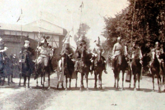 Parada historyczna w Drawsku - zdjęcie z 1897 rok – prawdopodobnie dzisiejsza ul. Sikorskiego. Zdjęcie dzięki uprzejmości Tomka Choroby