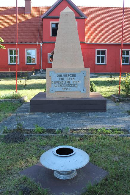 pomnik żołnierzom poległym o wyzowlenie ziemi szczecineckiej.JPG