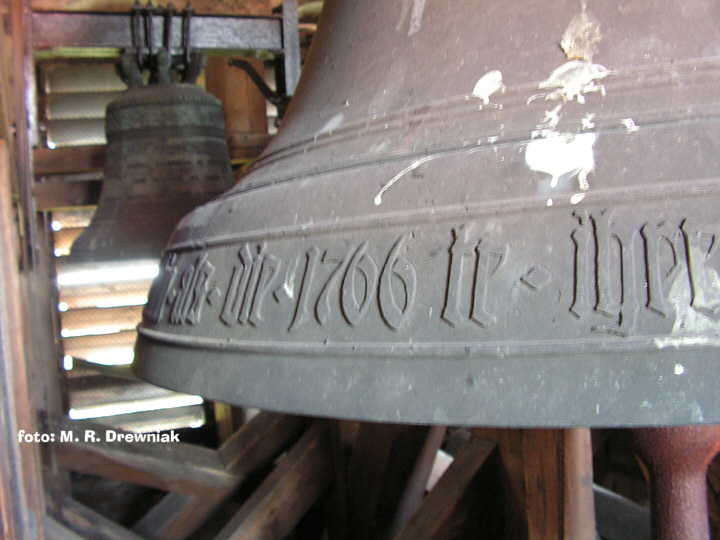 Dzwony na wieży w kościele NMP.